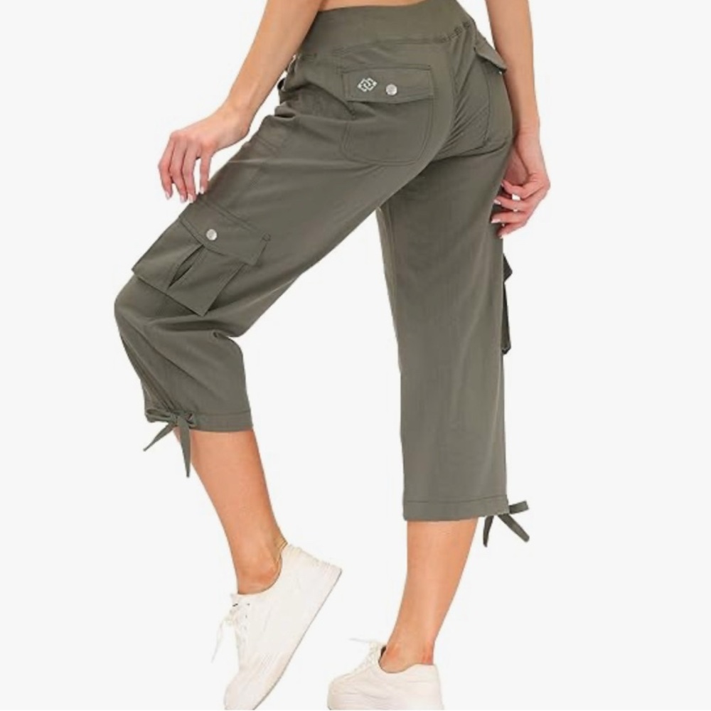 💛 Women’s olive green cargo capri hiking pants - lightweight